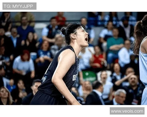 国足女球迷因球队失利泪洒赛场心情难以自已的感人瞬间